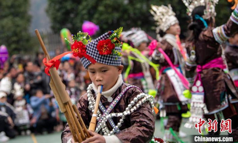 Students of Miao ethnic group perform the traditional Lusheng (reed-pipe instrument) dance at Congjiang county, southwest China's Guizhou province. (Photo: China News service/Wu Dejun)