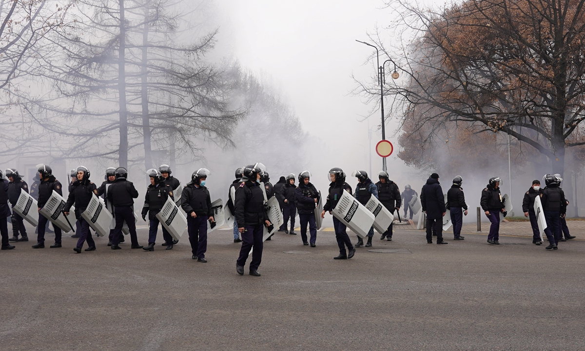 Riot police officers patrol in a street as unprecedented protests over a hike in energy prices spun out of control in Almaty on January 5, 2022.Photo: AFP