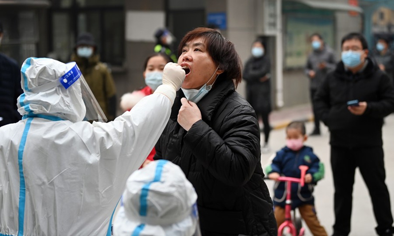A resident receives nucleic acid test at a testing site in Xincheng District of Xi'an, northwest China's Shaanxi Province, Jan. 4, 2022.(Photo: Xinhua)