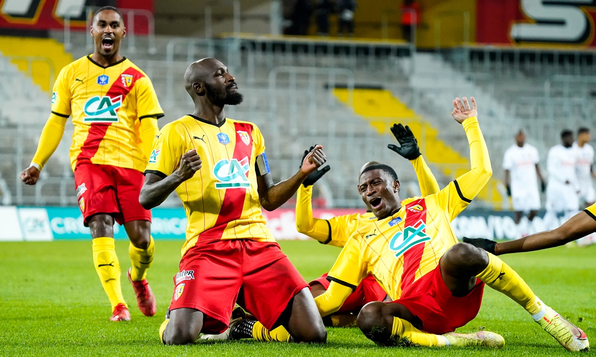 Seko Fofana (second from left) of Lens celebrates scoring against Lille on January 4, 2022 in Lens, France. Photo: VCG