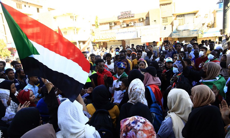 Sudanese citizens demonstrate on the street in Khartoum, Sudan, on Dec. 30, 2021.(Photo: Xinhua)