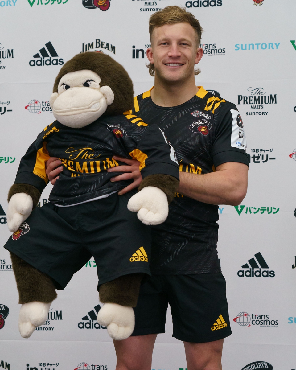 New Zealand's Damian McKenzie poses in a press conference for joining Suntory Sungoliath on December 21, 2021 in Tokyo, Japan. Photo: IC