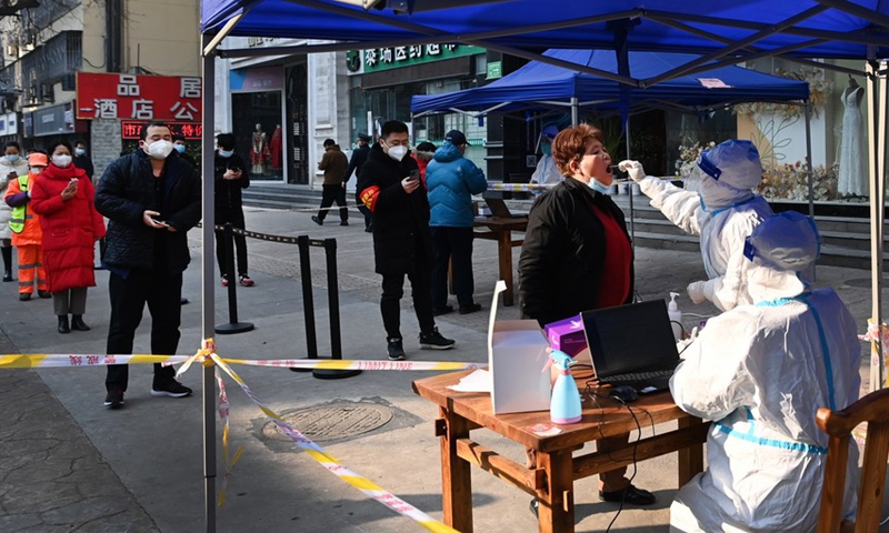 A medical worker collects swab sample from a citizen for nucleic acid testing at a mobile testing site in Xincheng District of Xi'an, northwest China's Shaanxi Province, Jan. 2, 2022.(Photo: Xinhua)