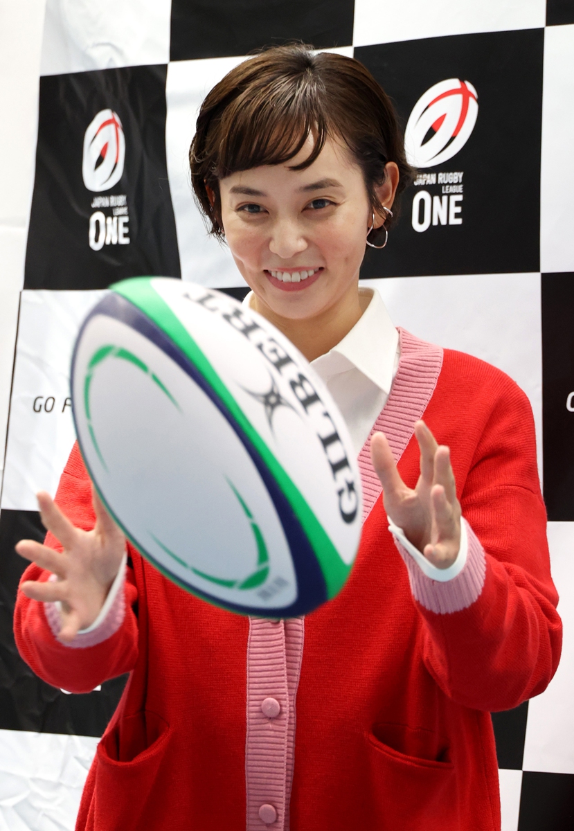 Japanese model Rei Ibuki catches the ball as she is named the official supporter of Japan's new rugby league in Tokyo on November 9, 2021. Photo: IC