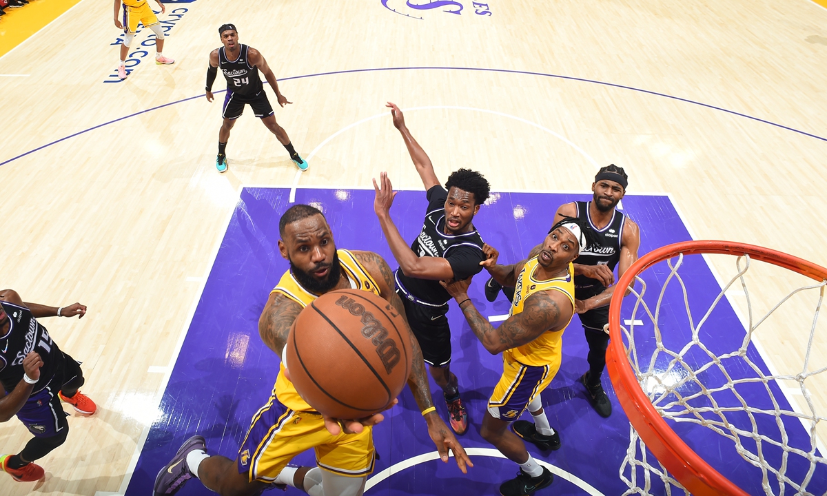 LeBron James of the Los Angeles Lakers drives to the basket during the game against the Sacramento Kings on January 4, 2022 in Los Angeles, California. Photo: VCG