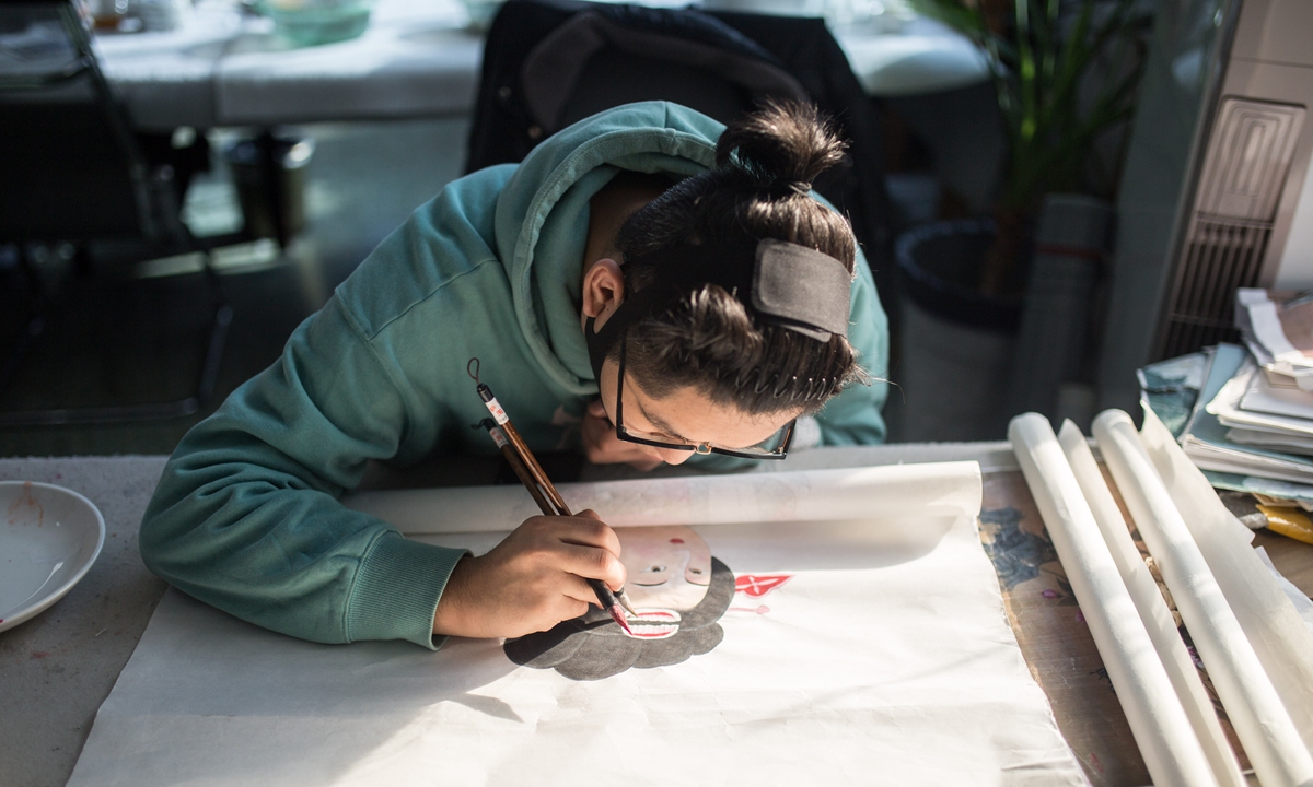 Artist with disabilities draw in traditional Chinese style in the Meiyuantao Art Porcelain Company in Jining. Photos: Shan Jie/GT




