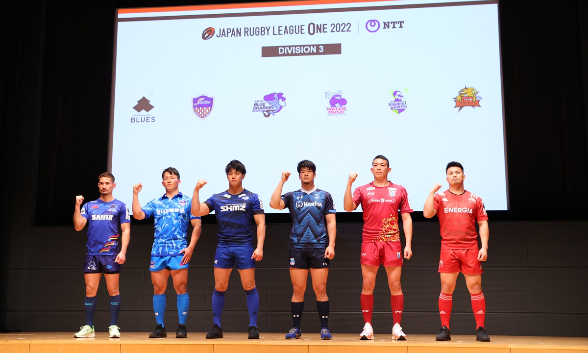 Players pose for photos during a press conference before the Japan Rugby League One opening match in Tokyo, Japan on December 20, 2021. Photo: IC