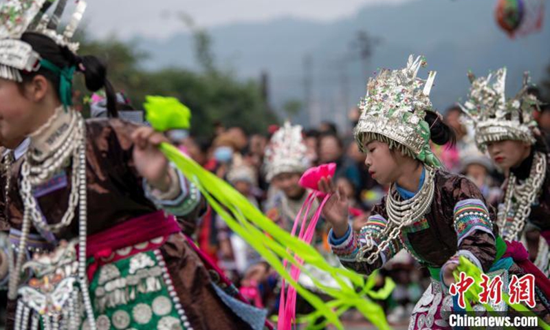 Students of Miao ethnic group perform the traditional Lusheng (reed-pipe instrument) dance at Congjiang county, southwest China's Guizhou province. (Photo: China News service/Wu Dejun)