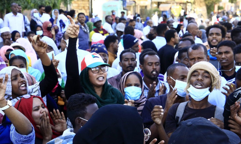 Sudanese citizens demonstrate on the street in Khartoum, Sudan, on Dec. 30, 2021.(Photo: Xinhua)