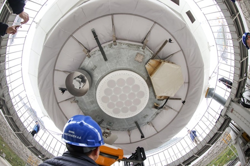 El personal realiza trabajos de mantenimiento en el radiotelescopio esférico de apertura de quinientos metros (FAST) de China en la provincia de Guizhou, suroeste de China, el 17 de diciembre de 2021 (Foto: Xinhua)