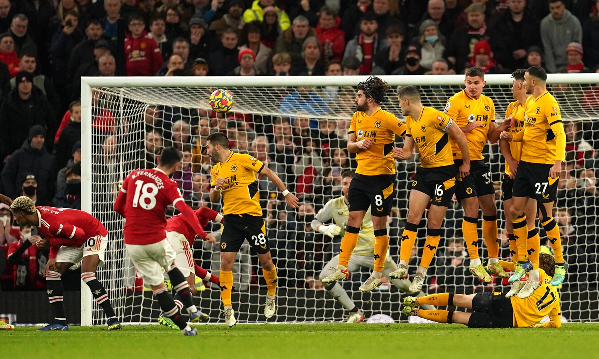 Manchester United's Bruno Fernandes (No.18) takes a free kick on January 3, 2022 in Manchester, England. Photo: VCG
