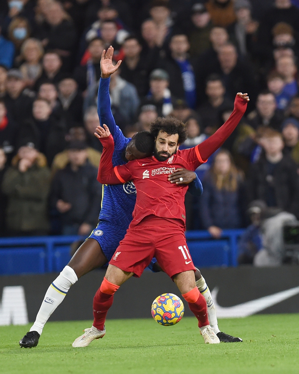 Mohamed Salah (front) of Liverpool competes with Chelsea's Antonio Rudiger on January 2, 2022 in London, England. Photo: VCG