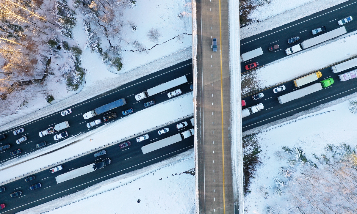 Traffic creeps along Virginia Highway 1 after being diverted away from I-95 as it was closed due to a winter storm on January 4, 2022 near Fredericksburg in Stafford County, Virginia. Photo: AFP
