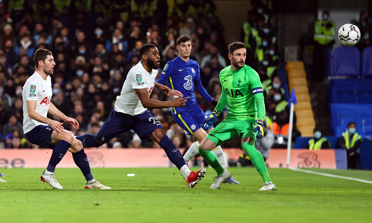 Ben Davies (left) of Tottenham Hotspur scores an own goal during the Carabao Cup semifinal first-leg match against Chelsea at Stamford Bridge on January 5, 2022 in London, England. Photo: VCG