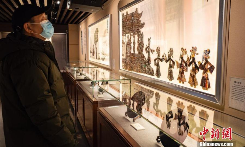 A citizen visits the Tangshan Shadow Play Exhibition held in Beijing Lu Xun Museum, January 11, 2022. (Photo: China News Service/Hou Yu)