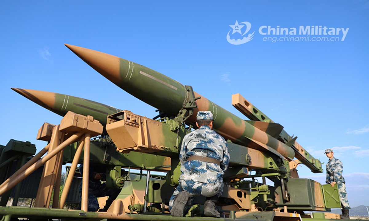 Airmen assigned to a surface-to-air missile brigade of the air force under the PLA Southern Theater Command practice loading missiles onto a launching vehicle during a combat readiness field training exercise on December 30, 2021.Photo:China Military