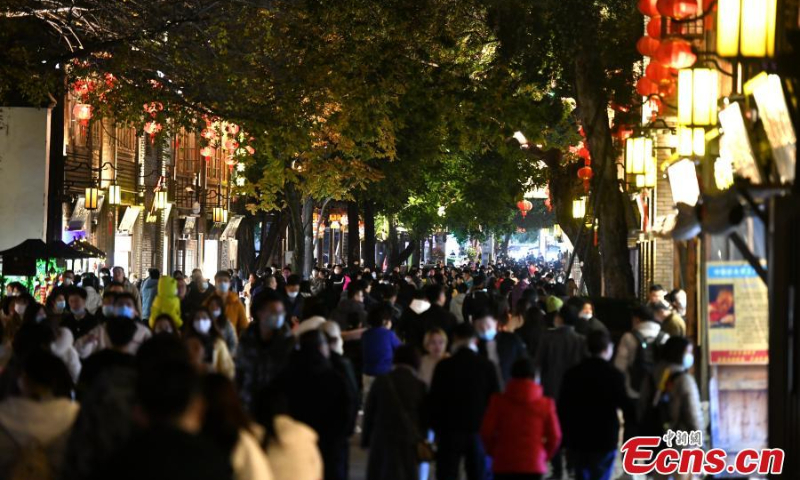 Visitors stroll along the Three Lanes and Seven Alleys in Fuzhou, January 10, 2022. (Photo: China News Service/Wang Dongming)
