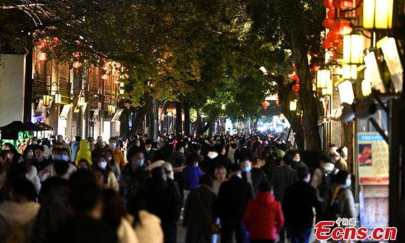 2022年1月10日，游客在福州三坊七巷漫步。（照片：中新社/王东明）