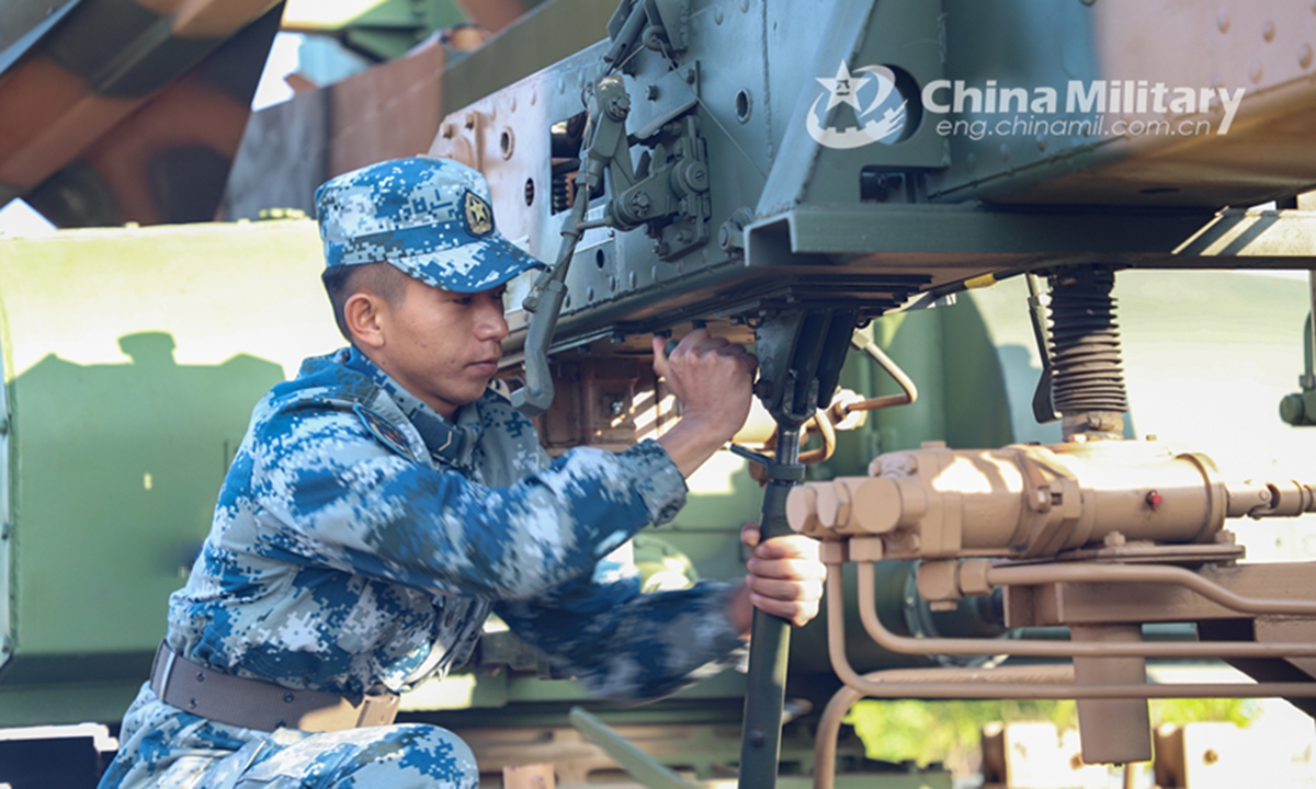 Airmen assigned to a surface-to-air missile brigade of the air force under the PLA Southern Theater Command practice loading missiles onto a launching vehicle during a combat readiness field training exercise on December 30, 2021.Photo:China Military
