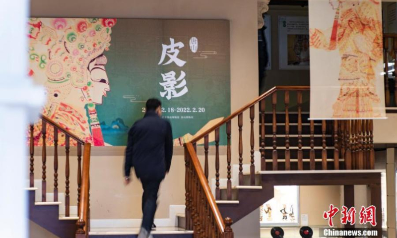 A citizen visits the Tangshan Shadow Play Exhibition held in Beijing Lu Xun Museum, January 11, 2022. (Photo: China News Service/Hou Yu)