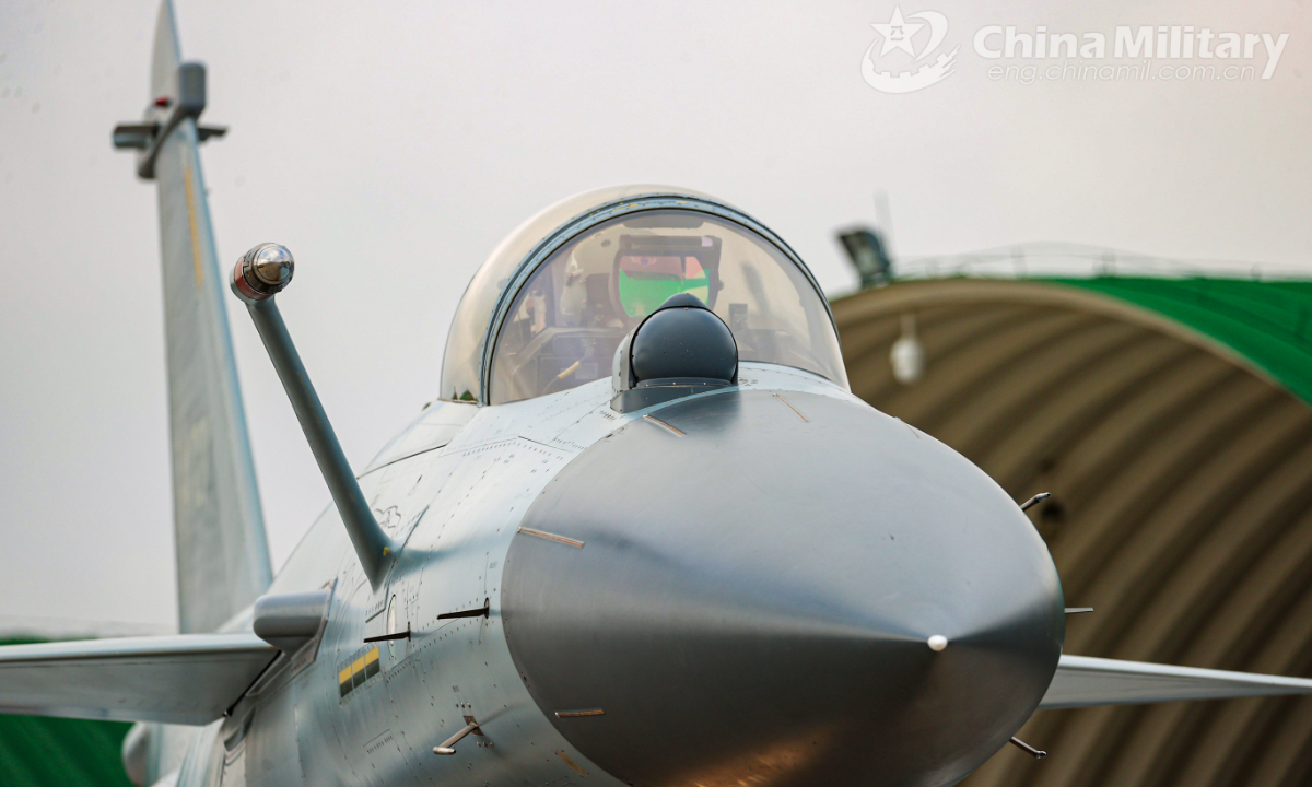 A pilot assigned to an aviation brigade with the air force under the PLA Southern Theater Command taxies his fighter jet to the runway for a flight training course on December 28, 2021. (eng.chinamil.com.cn/Photo by Wang Guoyun)