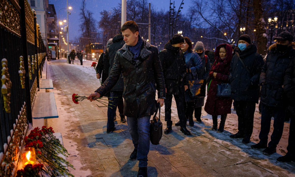 People lay flowers in front of the Kazakhstan's Embassy in Moscow on January 10, 2022. Nearly 8,000 people have been detained in Kazakhstan after days of unrest in the Central Asian country. The energy-rich nation of 19 million people has been rocked by a week of upheaval. Photo: VCG