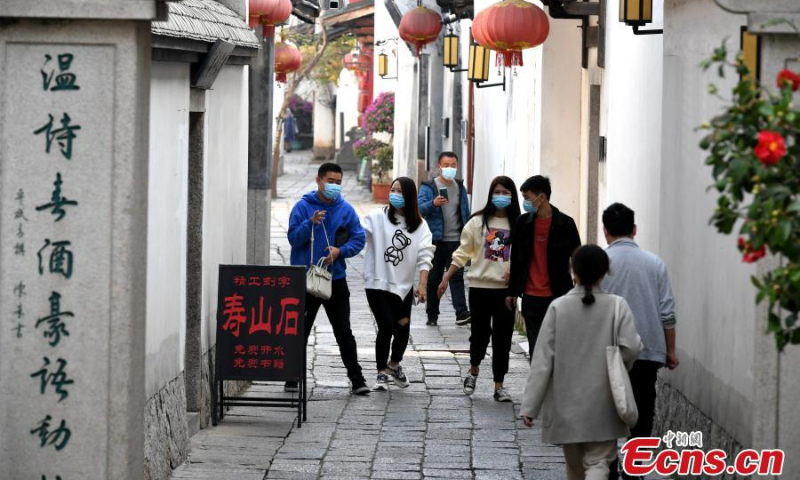 Visitors stroll along the Three Lanes and Seven Alleys in Fuzhou, January 10, 2022. (Photo: China News Service/Wang Dongming)