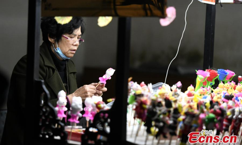 A craftsman makes flour figurines in the Three Lanes and Seven Alleys in Fuzhou, January 10, 2022. (Photo: China News Service/Wang Dongming)