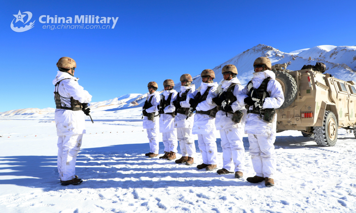A squad leader gives pep-talk to his fellows prior to a tactical reconnaissance and patrol mission organized by a highland scout company with a regiment under the PLA Xinjiang Military Command on December 30, 2021. (eng.chinamil.com.cn/Photo by Han Qiang)