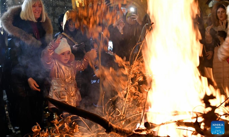 People burn dried oak branches during a traditional ceremony in front of the Old Orthodox Church to celebrate Orthodox Christmas Eve in Sarajevo, Bosnia and Herzegovina, Jan. 6, 2022.Photo:Xinhua