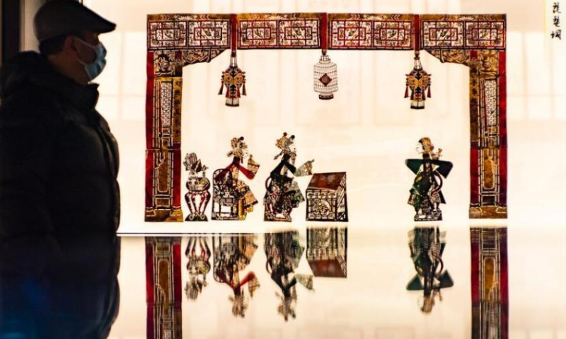 A citizen visits the Tangshan Shadow Play Exhibition held in Beijing Lu Xun Museum, January 11, 2022. (Photo: China News Service/Hou Yu)