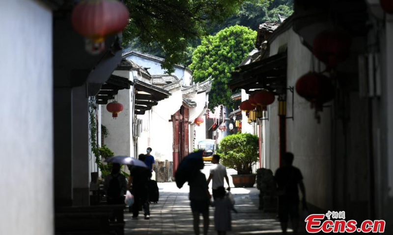 Visitors walk along the tranquil path in the Three Lanes and Seven Alleys in Fuzhou, January 10, 2022. (Photo: China News Service/Wang Dongming)