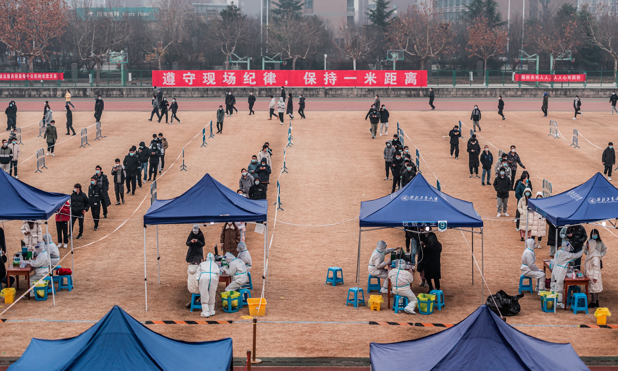 Residents line up to take a nucleic acid test on Tuesday in Xi'an, Northwest China's Shaanxi Province. Photo: VCG


