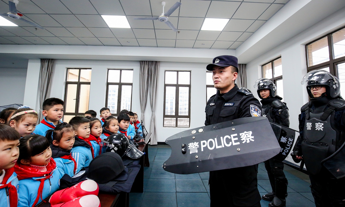 Police officers show police equipment to students in Yi'an public security bureau, Tongling, East China's Anhui Province on January 7, 2022. Photo: VCG