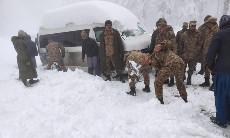 Photo released by Inter-Services Public Relations (ISPR) shows that Pakistani soldiers carry out rescue work in Murree, northern Pakistan, on Jan. 8, 2022.Photo:Xinhua