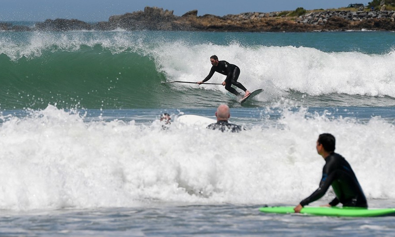 People surf at Lyall Bay of Wellington, capital of New Zealand, Jan. 8, 2022.Photo:Xinhua