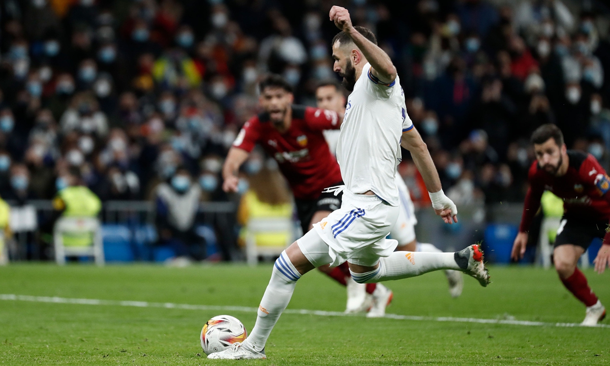 Karim Benzema of Real Madrid scores his team's first goal against Valencia on January 8, 2022 in Madrid, Spain. Photo: VCG