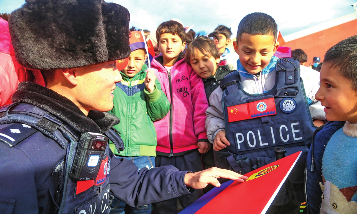  A police officer interacts with children on January 6, 2022 during an  activity to promote the Chinese People's Police Day in Kashi, Northwest China's Xinjiang Uygur Autonomous Region. Photo: IC