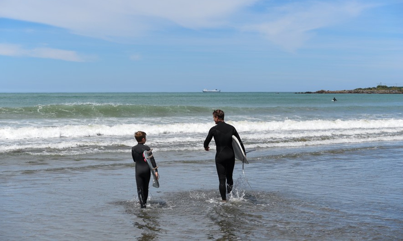 People surf at Lyall Bay of Wellington, capital of New Zealand, Jan. 8, 2022.Photo:Xinhua