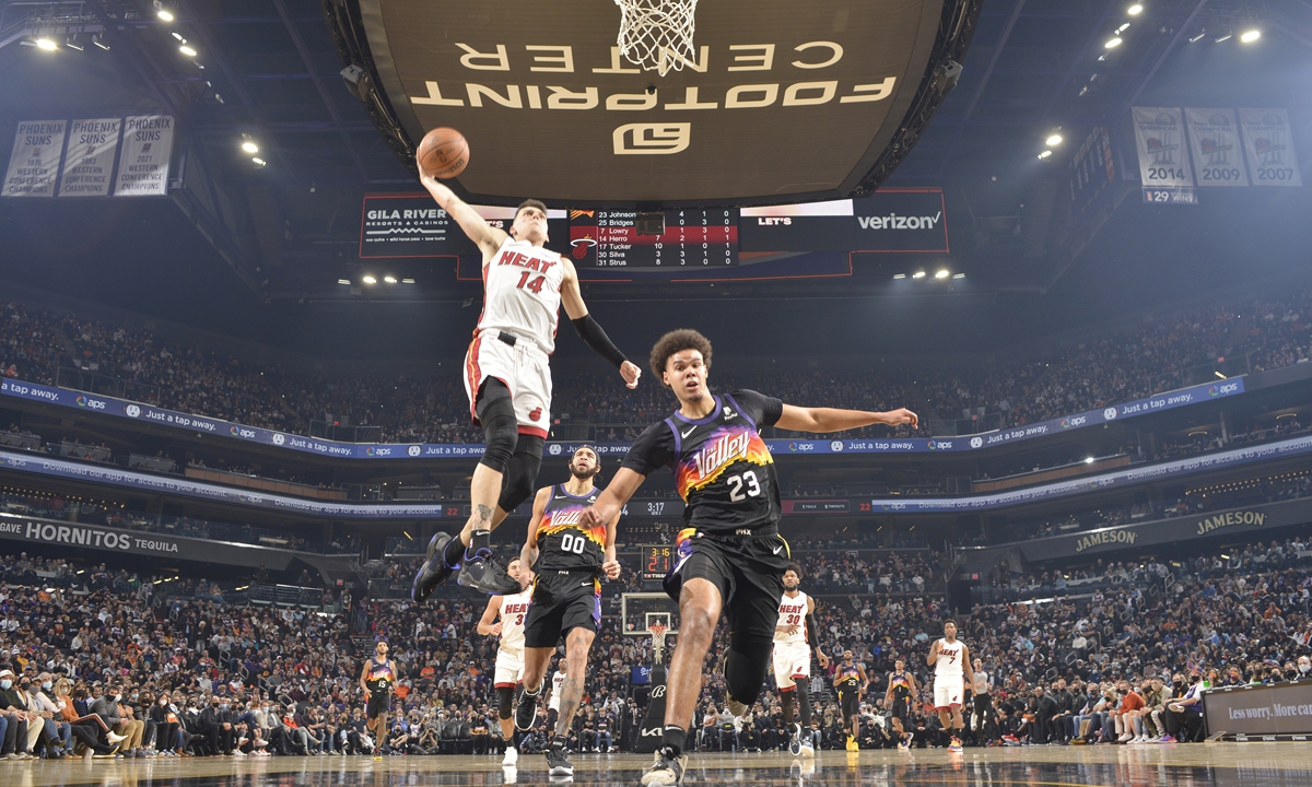 Tyler Herro of the Miami Heat drives to the basket against the Phoenix Suns on January 8, 2022 in Phoenix, Arizona. Photo: VCG