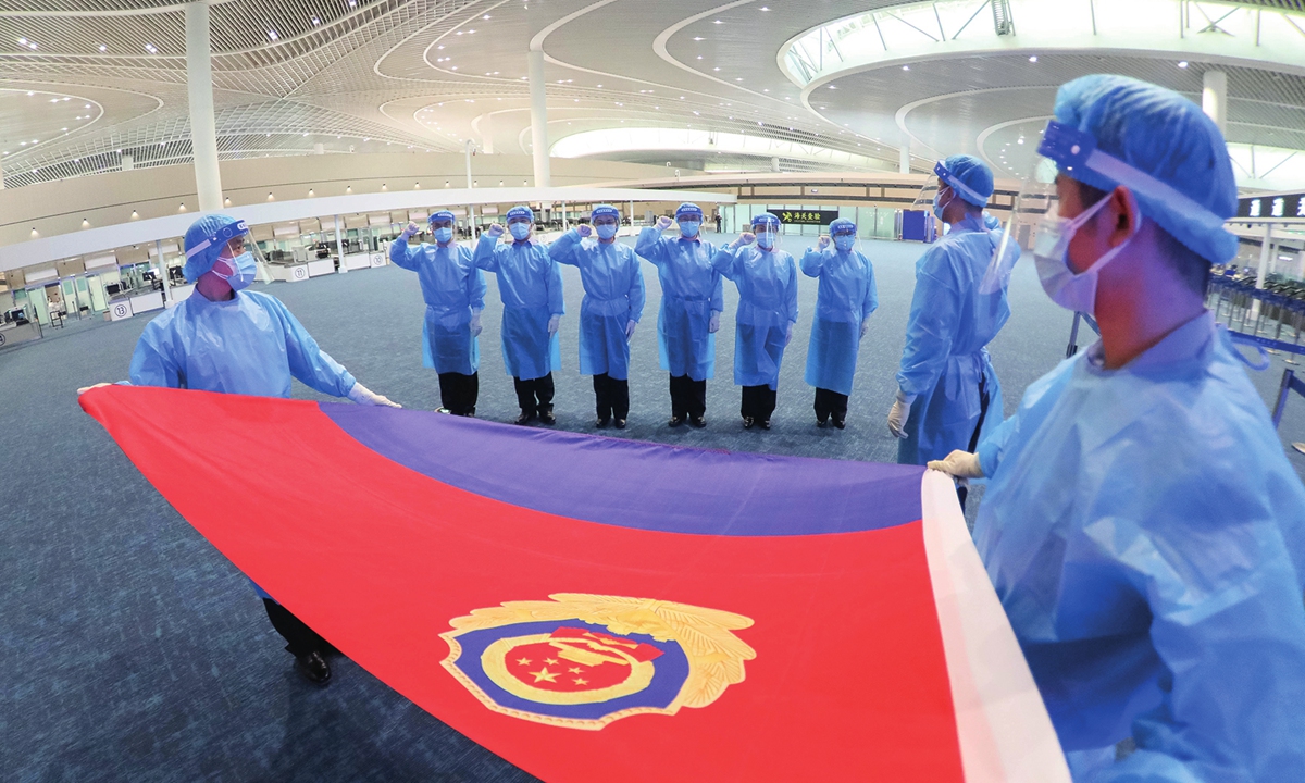 Police officers pledge to the flag of the Chinese Police at the Qingdao Airport in Qingdao, East China's Shandong Province on January 7, 2022. Photos: IC
