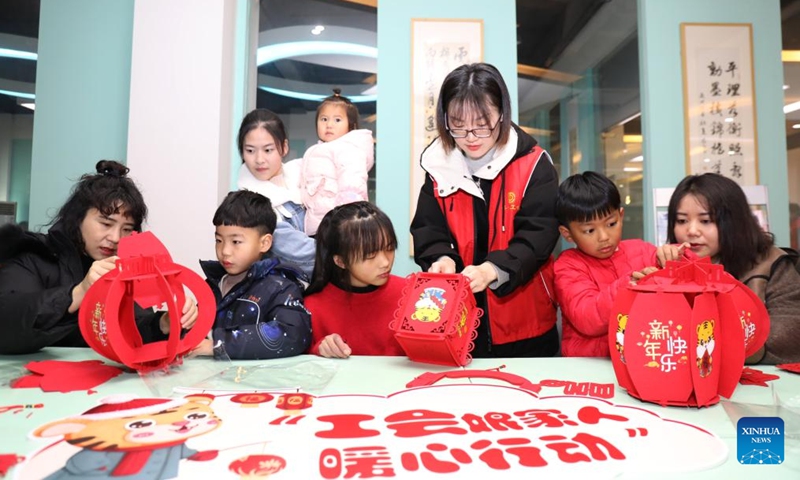 Labour union staff make lanterns with migrant workers and their children at a cosmetics company in Wuxing District of Huzhou, east China's Zhejiang Province, Jan. 8, 2022.Photo:Xinhua