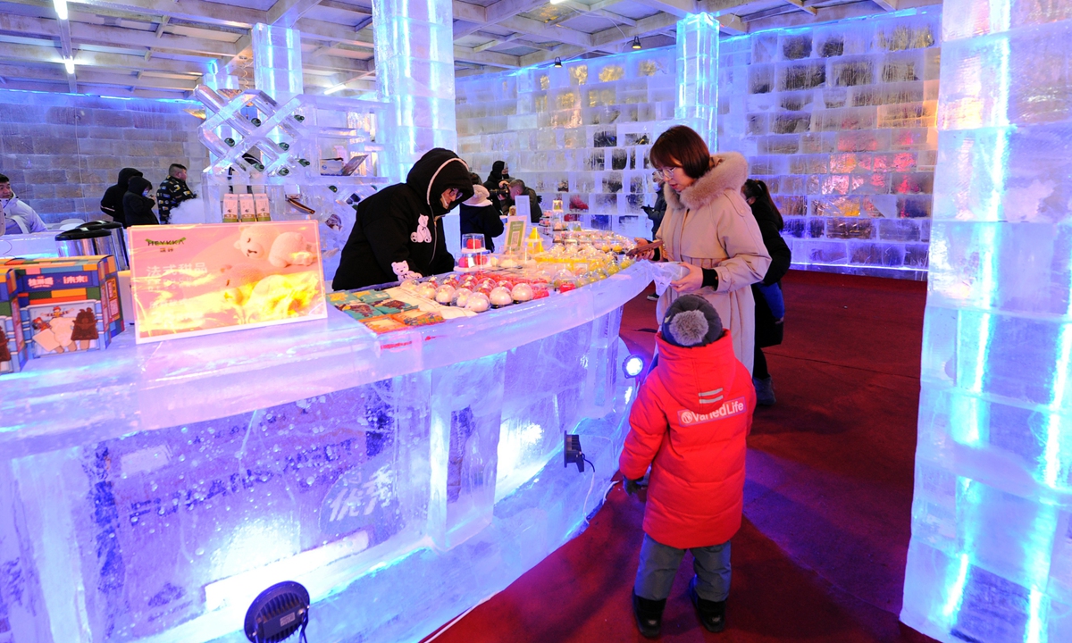 The picture shows a coffee shop in an ice building of an amusement park in Changchun, Northeast China's Jilin Province. Photo: IC