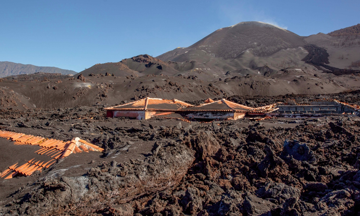 The houses damaged by the lava flow following the eruption of the Cumbre Vieja volcano on the Spanish Canary Islands of La Palma that began on September 19, 2021 Photo:AFP
