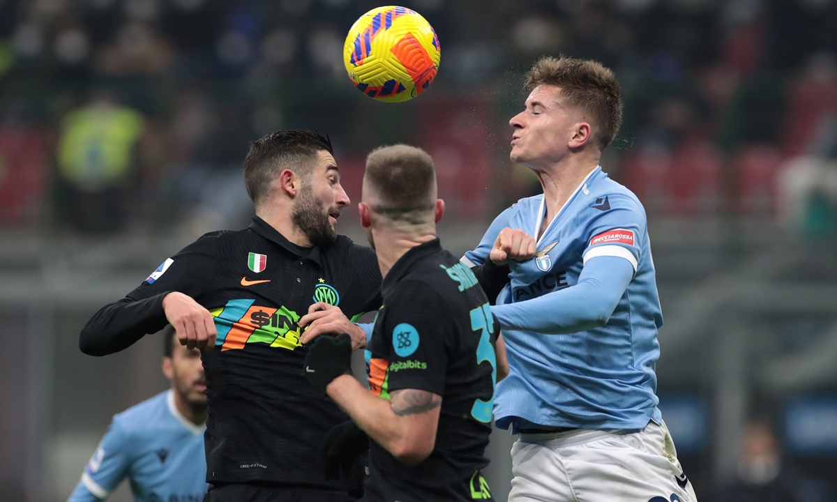 Roberto Gagliardini (left) of Inter Milan battles for possession with Toma Basic of SS Lazio on January 9, 2022 in Milan, Italy. Photo: VCG
