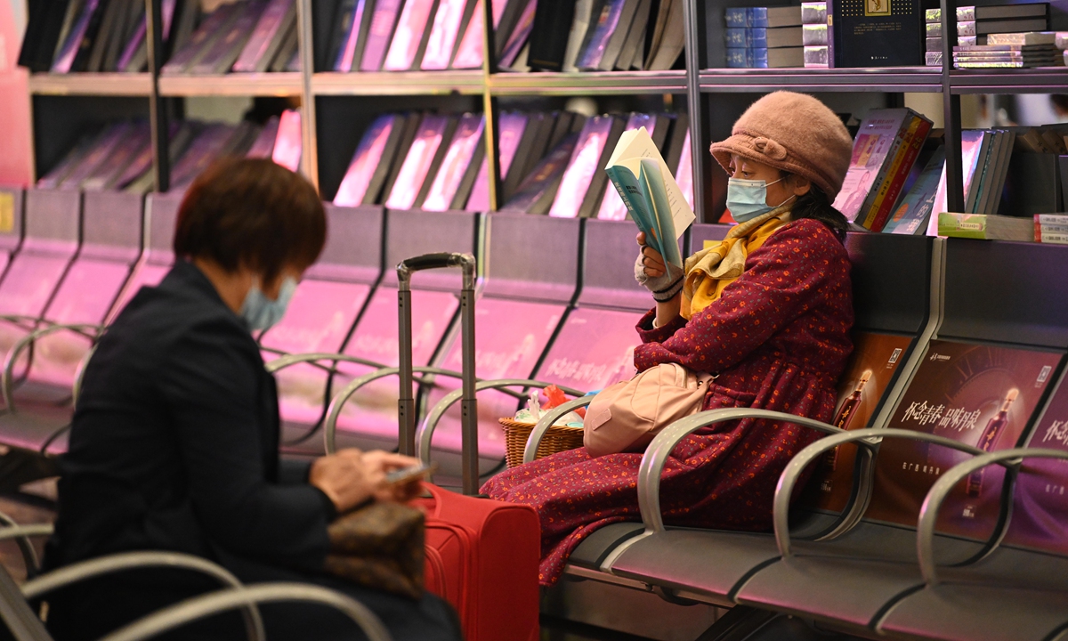 Passengers read books at China's first built-in library inside a train station hall in Liuzhou, South China's Guangxi Zhuang Autonomous Region on Sunday. Photo: IC
