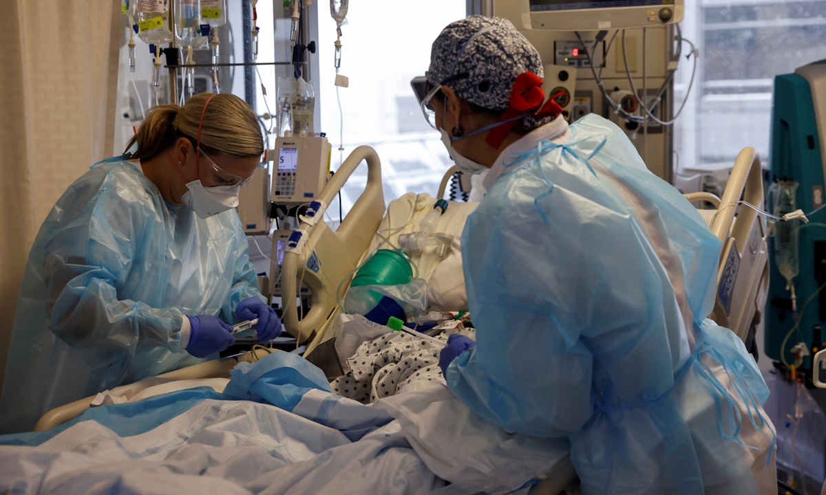 Medical staff treat a COVID-19 patient in the Intensive Care Unit at the Cleveland Clinic in Cleveland, Ohio on January 7, 2022. Photo:IC