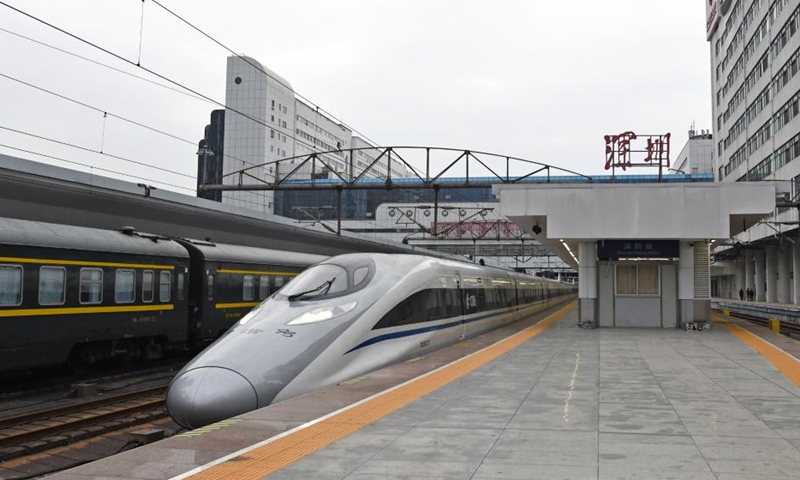 Train G2724 bound for Nanchang in east China's Jiangxi Province departs at Shenzhen Railway Station in Shenzhen, south China's Guangdong Province, Jan. 10, 2022. Train G2724 departed from the Shenzhen Railway Station on Monday which marks the departure of the first high-speed railway train from the century-old station.(Photo: Xinhua)