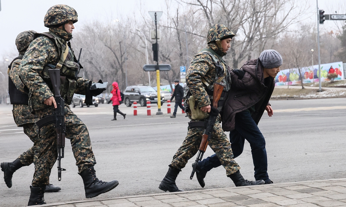 Kazakh servicemen detain a man on Nursultan Nazarbayev Avenue on January 10.?Photo: IC