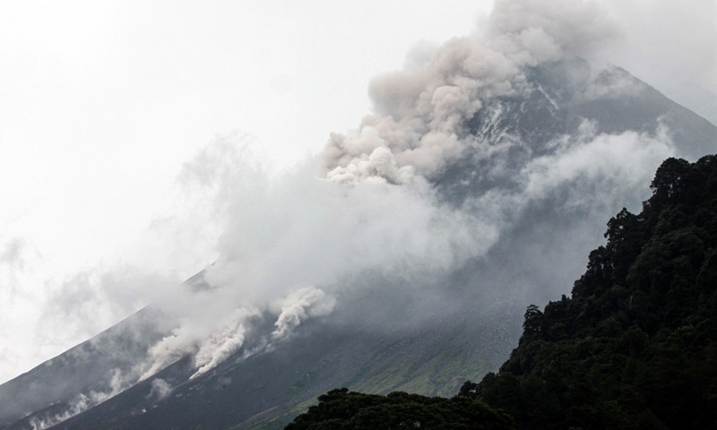 Mount Merapi spews smoke and volcanic materials as seen at Turgo Village in Sleman district, Yogyakarta, Indonesia, on Jan. 7, 2022. (Photo: Xinhua)
